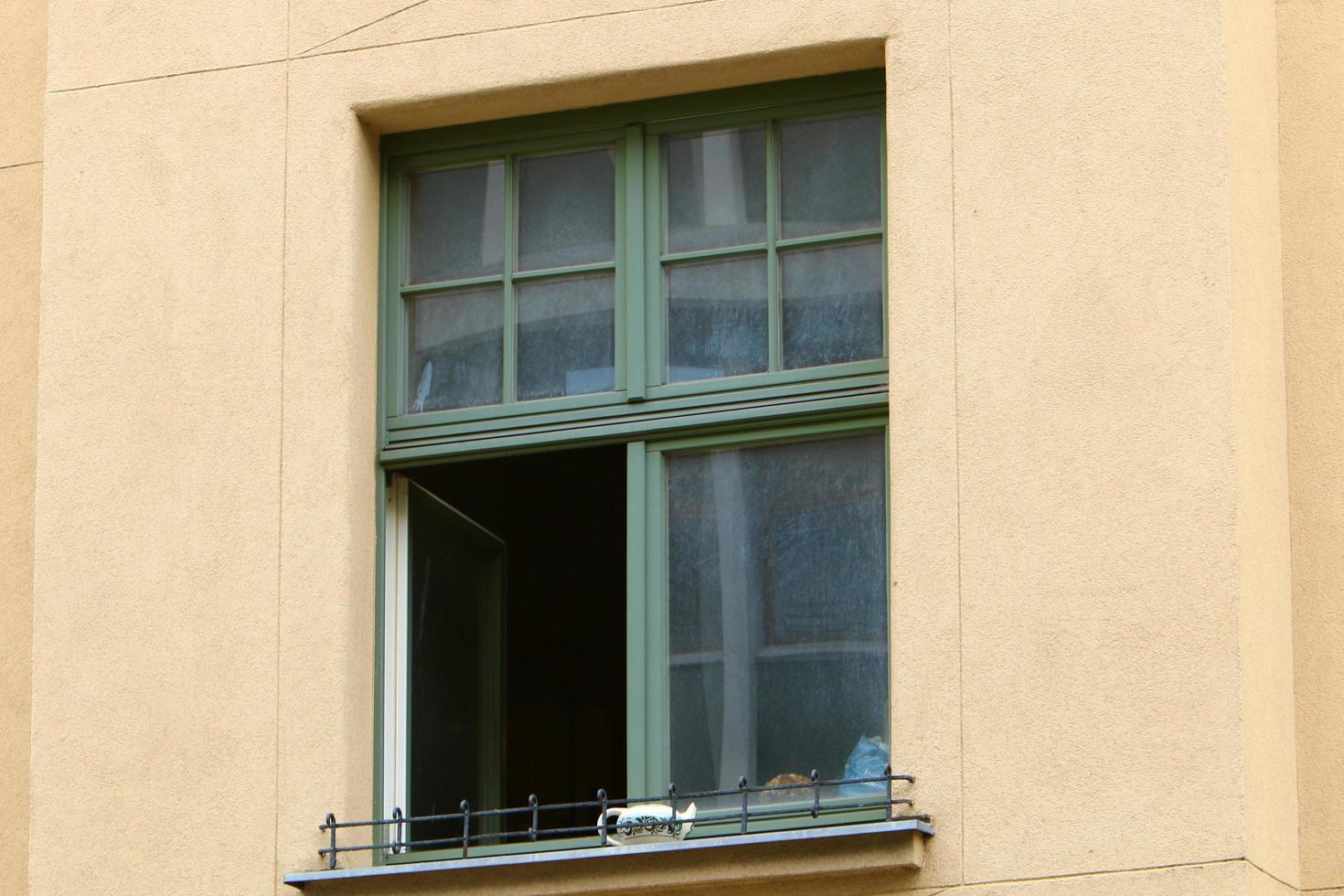 pequeña ventana en la gran ciudad foto