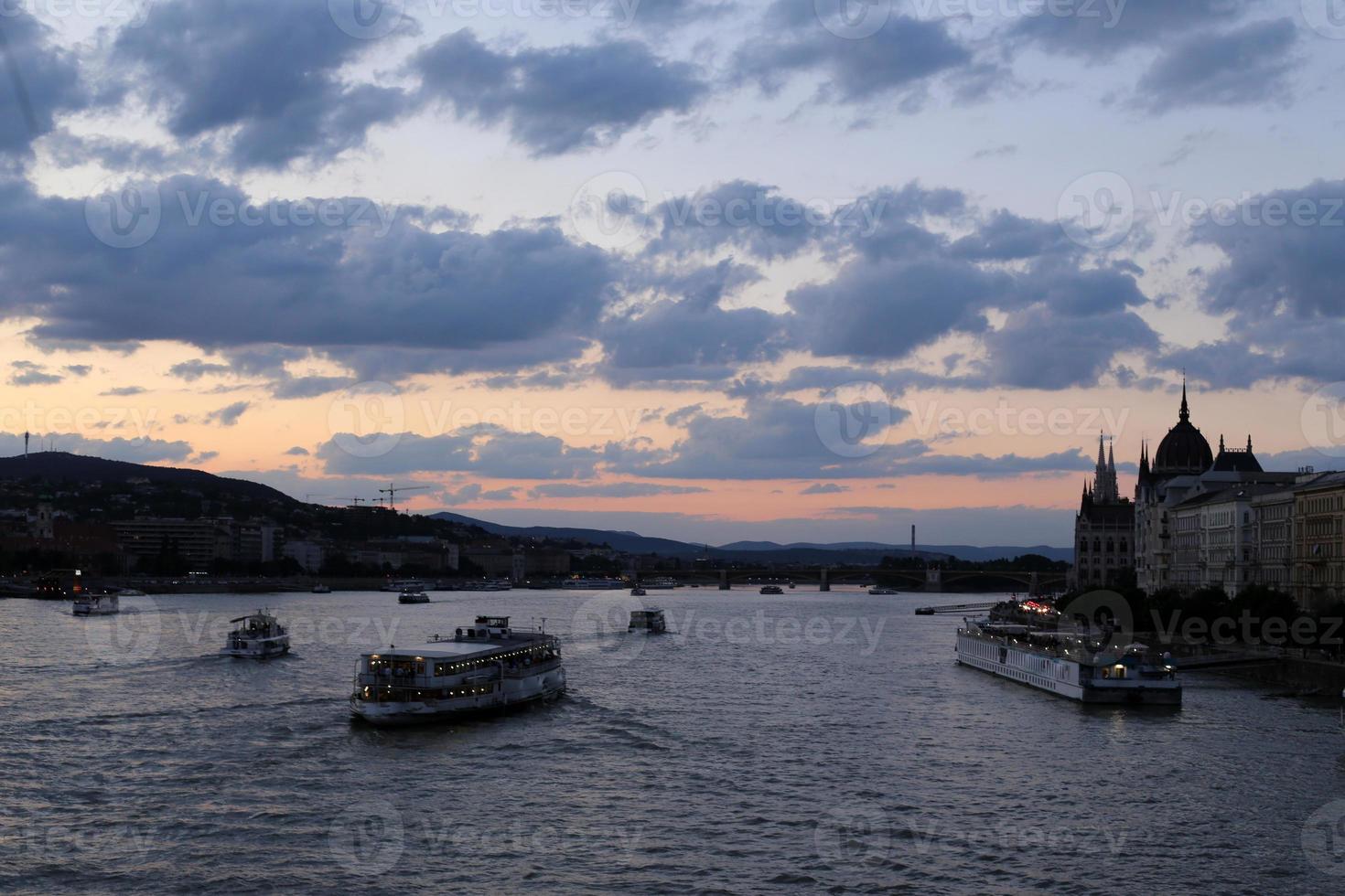 puesta de sol en el río danubio en la capital húngara budapest. foto