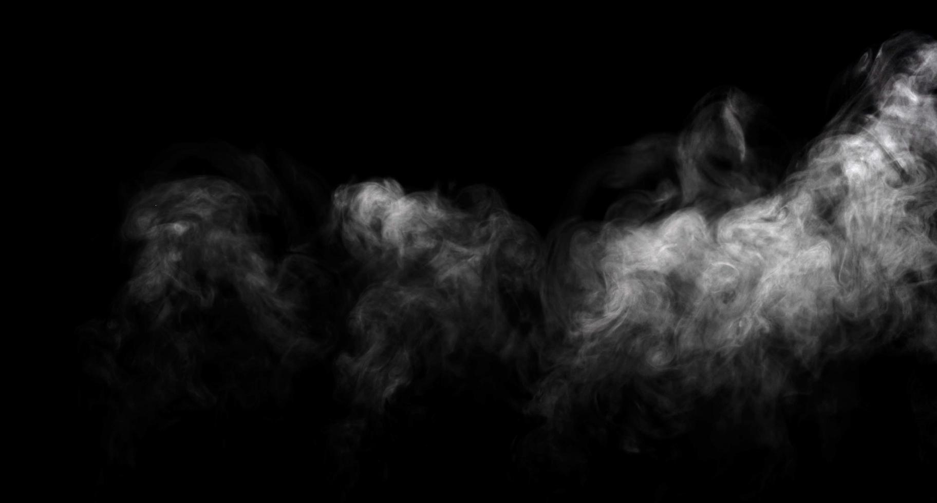 polvo abstracto o humo aislado sobre fondo negro foto