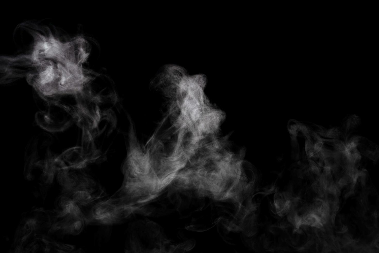 polvo abstracto o humo aislado sobre fondo negro foto