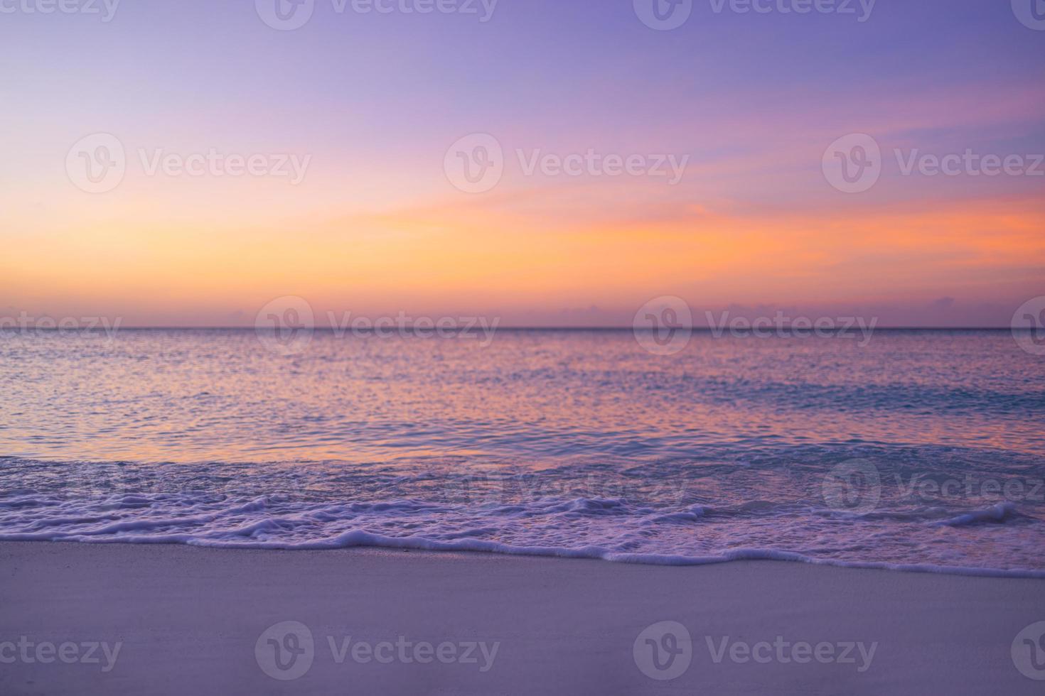 concepto de cielo de arena marina, nubes de colores de puesta de sol, horizonte, banner de fondo horizontal. paisaje natural inspirador, hermosos colores, maravilloso paisaje de playa tropical. puesta de sol en la playa, vacaciones de verano foto