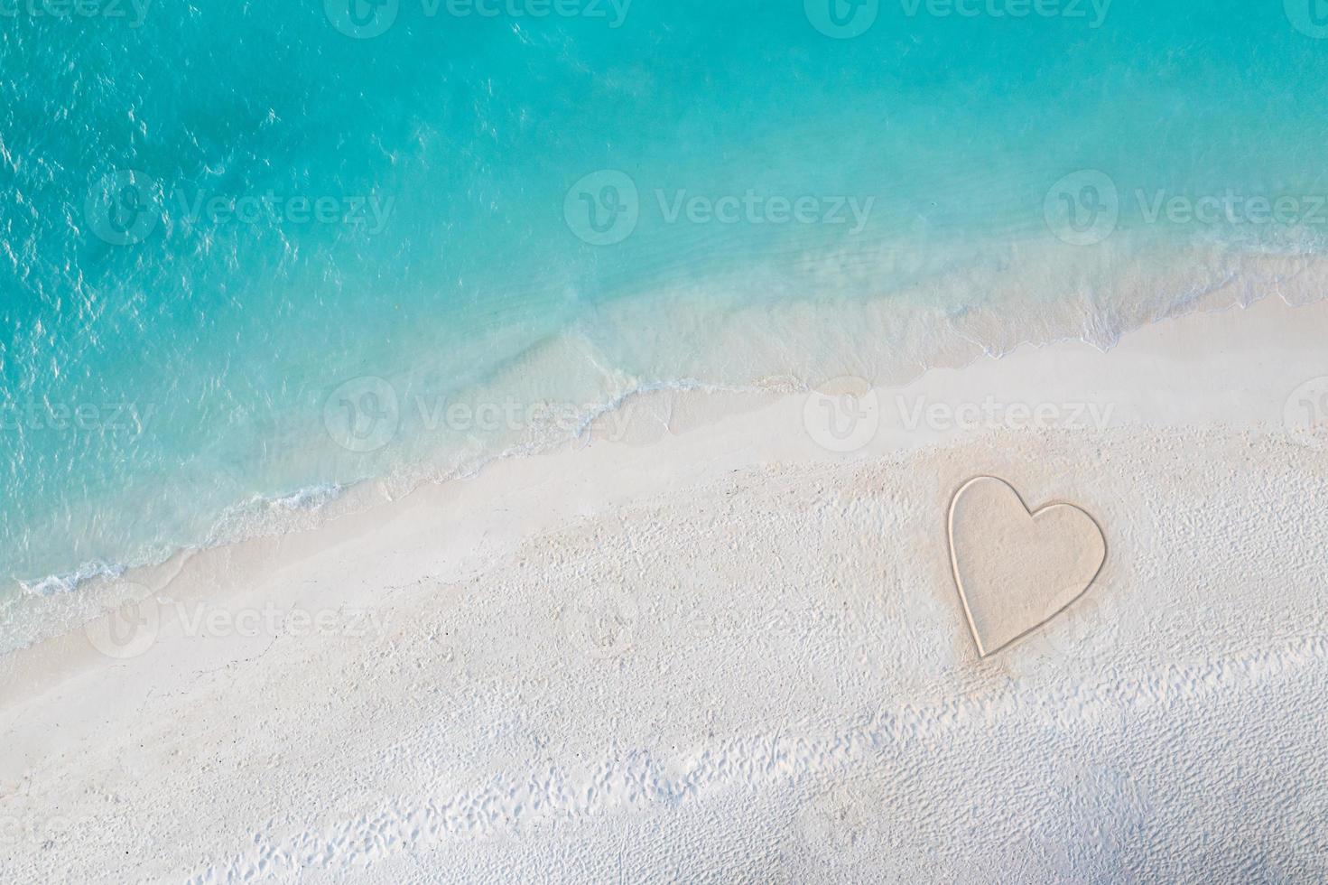 dibujo perfecto de forma de corazón en arena suave fondo hermoso paisaje marino. día de san valentín romántico o escena de playa de amor, vista aérea superior. romance, luna de miel en vacaciones, viajes de verano. naturaleza idílica foto