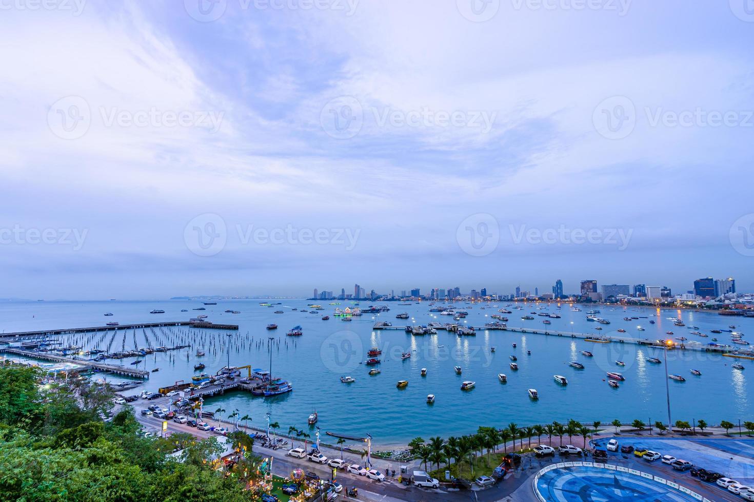 hermoso paisaje urbano escénico en la bahía de pattaya foto