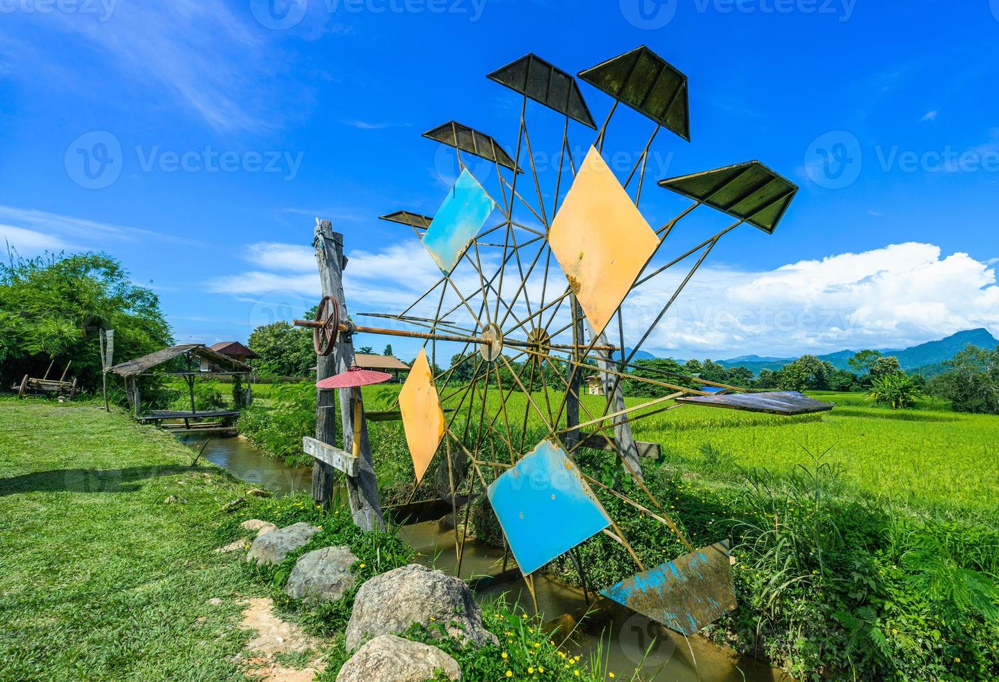 turbina de agua hace un flujo de agua para llenar un oxígeno y poner el flujo de agua en el campo de arroz foto