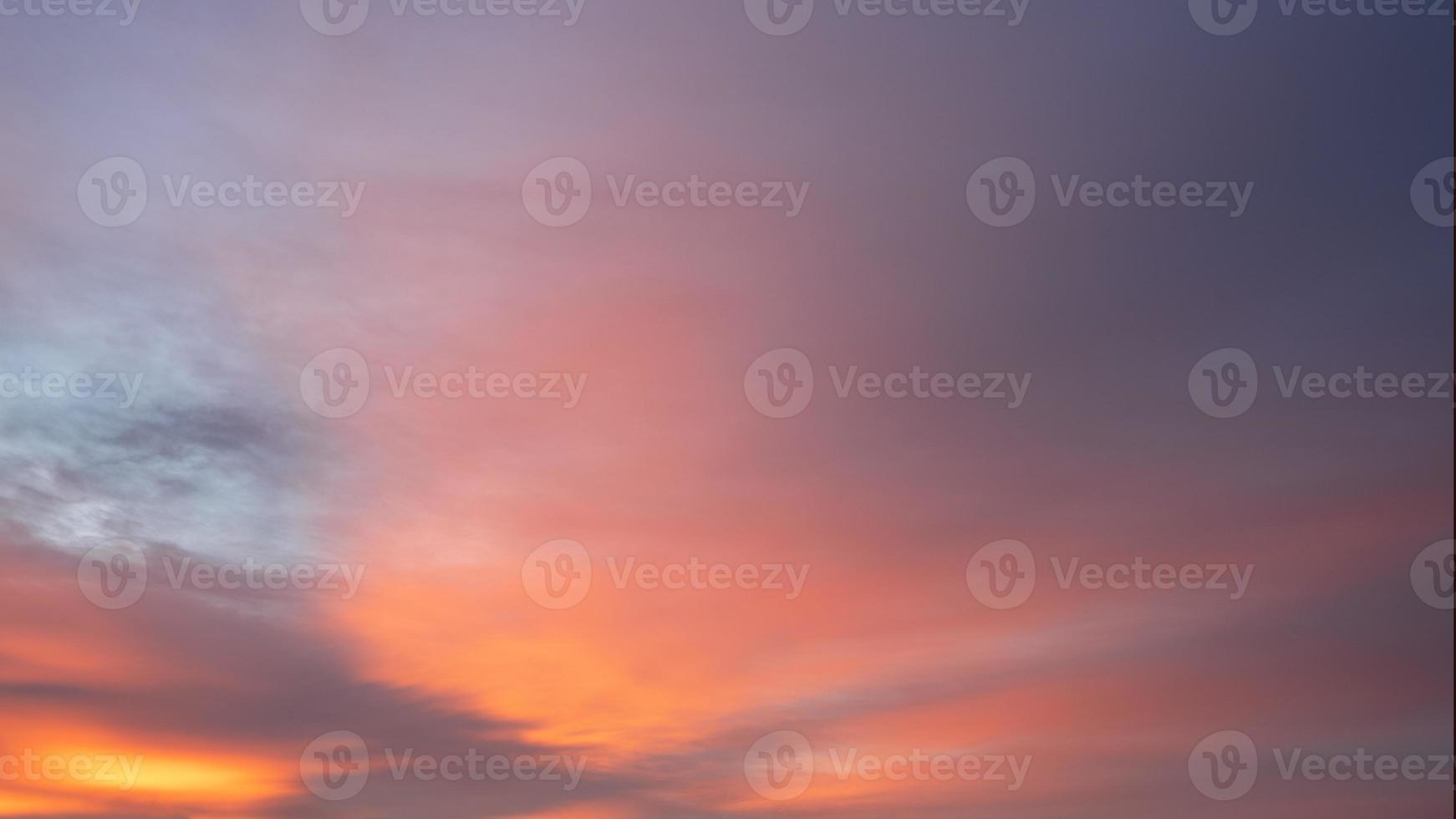 cielo con nubes de color rojo foto