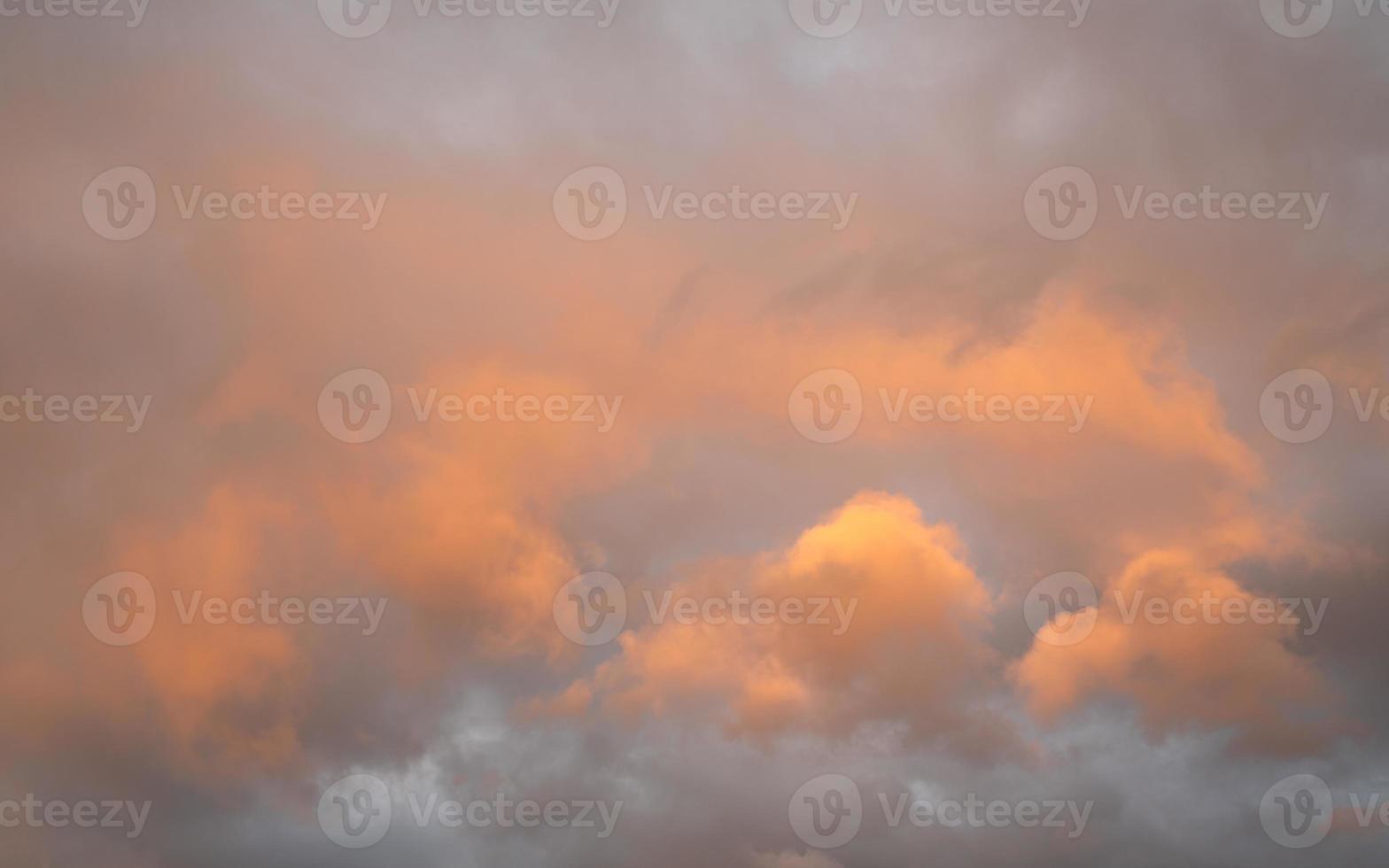 cielo con nubes de color rojo foto