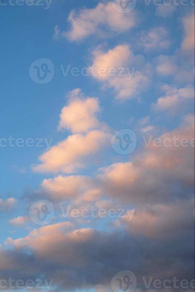 cielo con nubes de color rojo foto