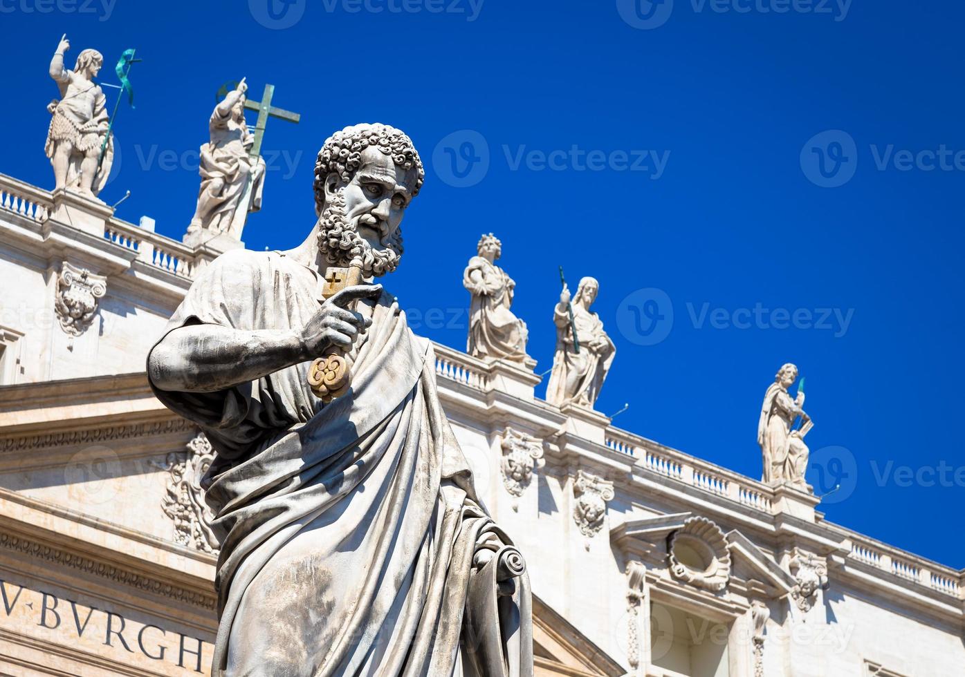 Estatua de San Pedro en frente de la Catedral de San Pedro - Roma, Italia - Ciudad del Vaticano foto