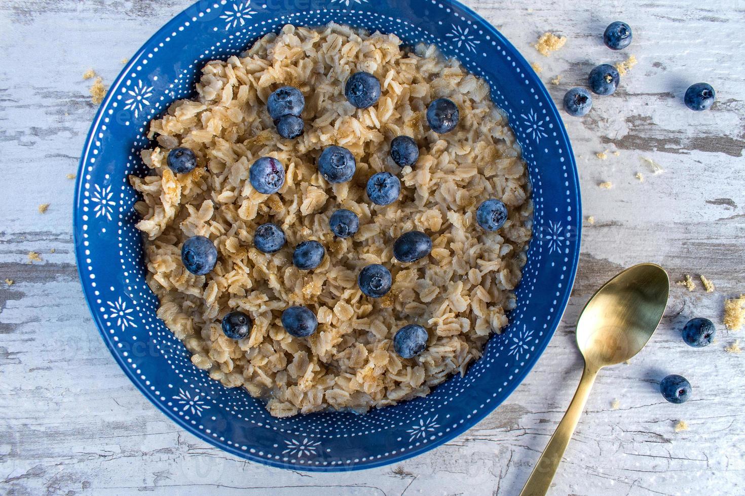 tazón de avena y arándanos en un entorno rústico brillante foto