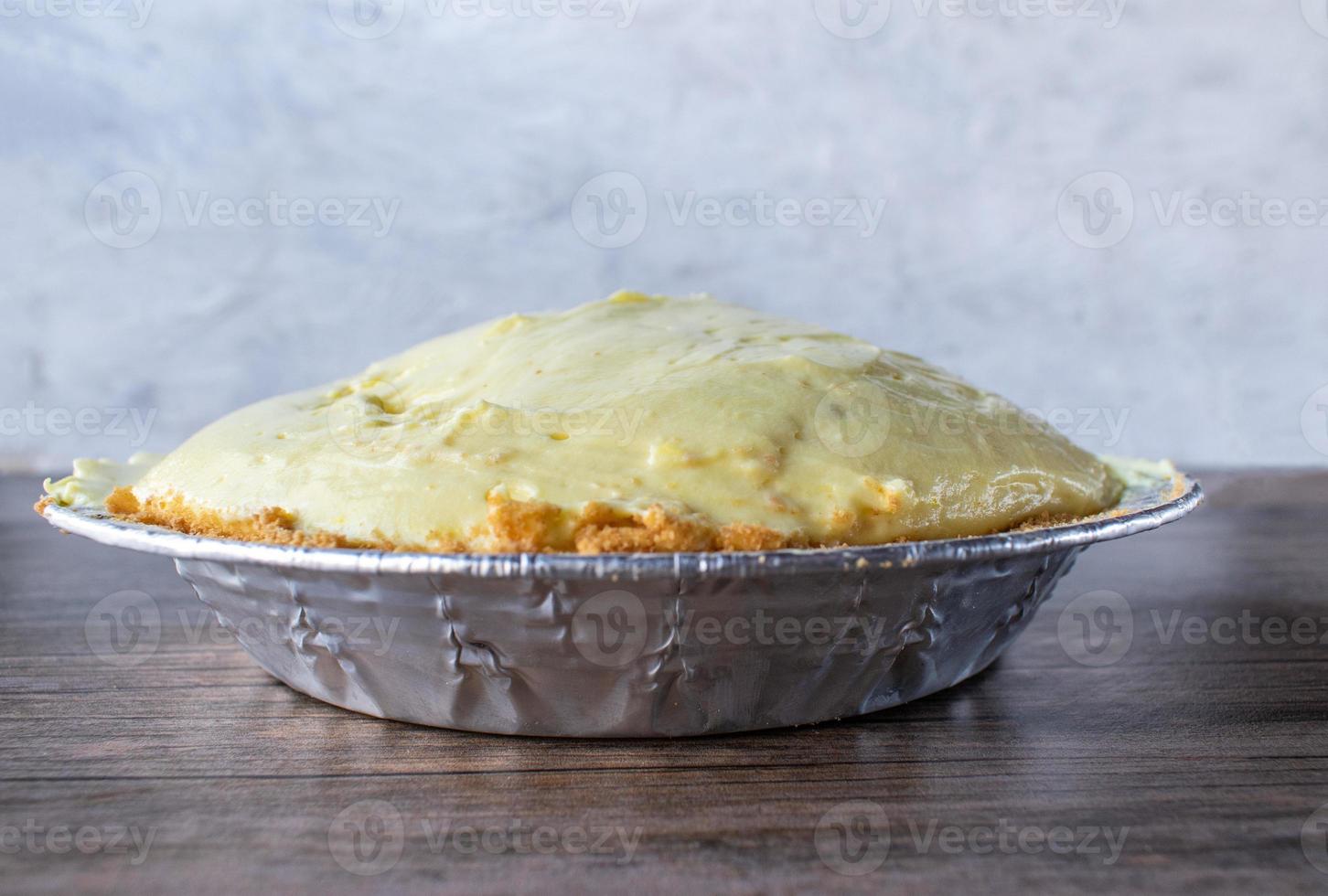 vanilla pudding pie with graham cracker crust in tin pie pan 8724486