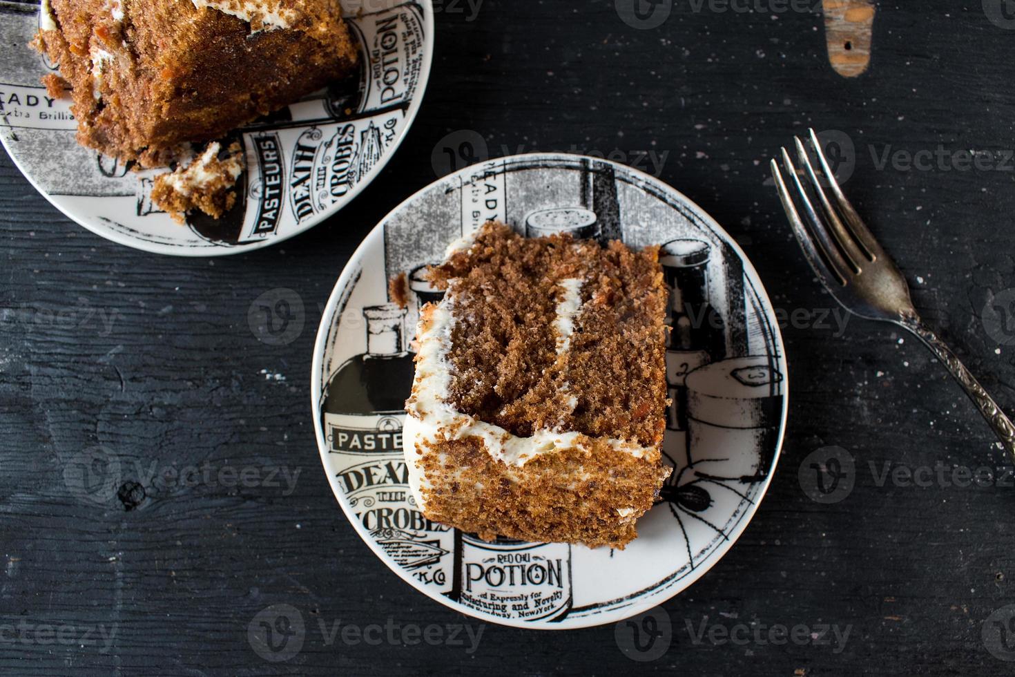 rebanada de pastel de especias de halloween con luces y decoraciones planas foto