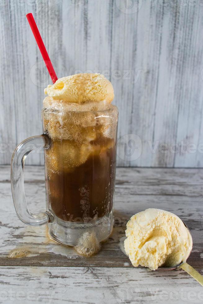 flotador de cerveza de raíz con helado de vainilla foto