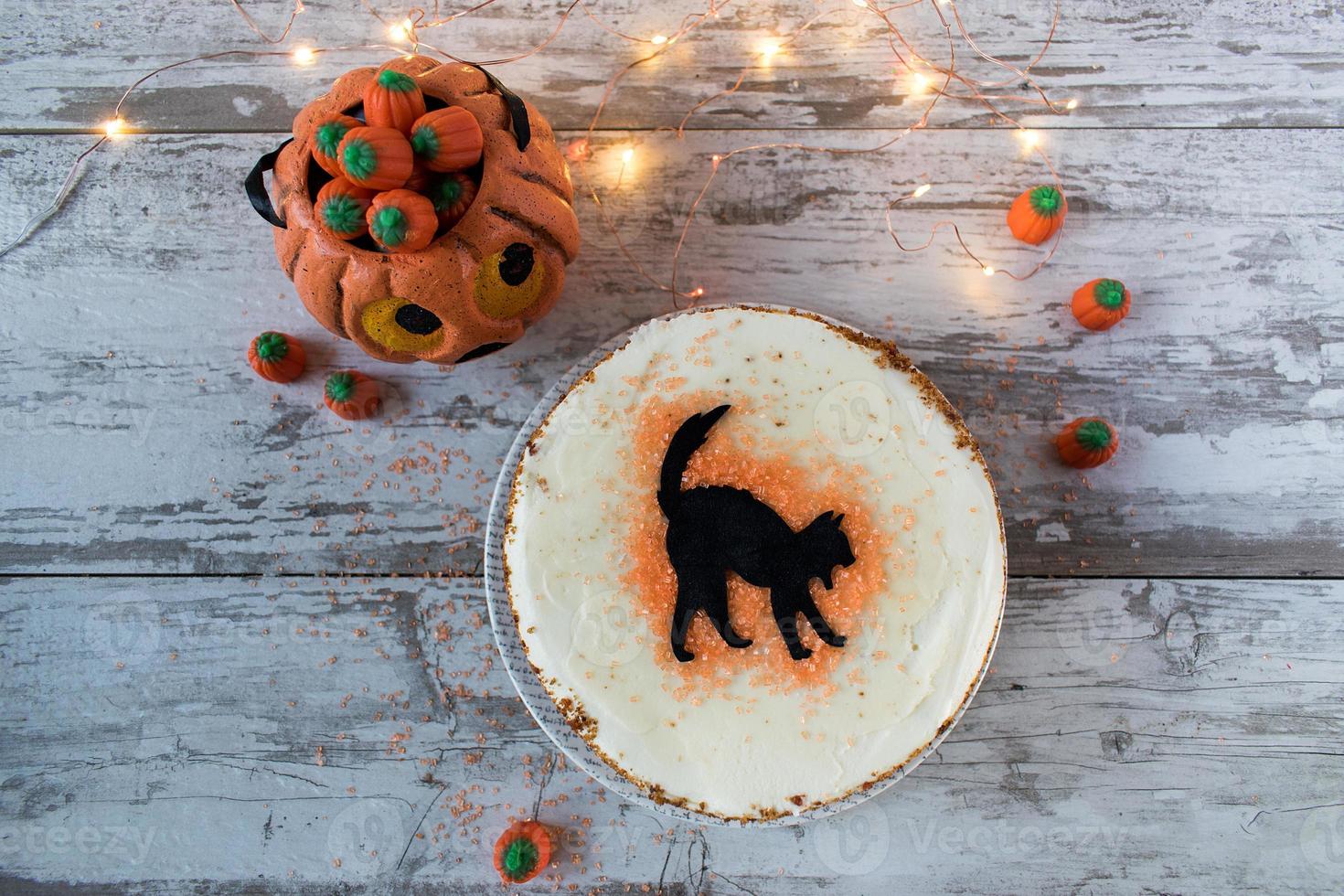 pastel de especias de calabaza de gato negro de halloween con decoraciones planas con espacio de copia foto