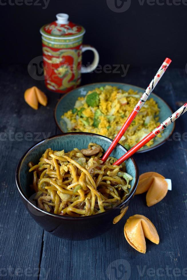 tazón chino de fideos lo mein y palitos chinos foto