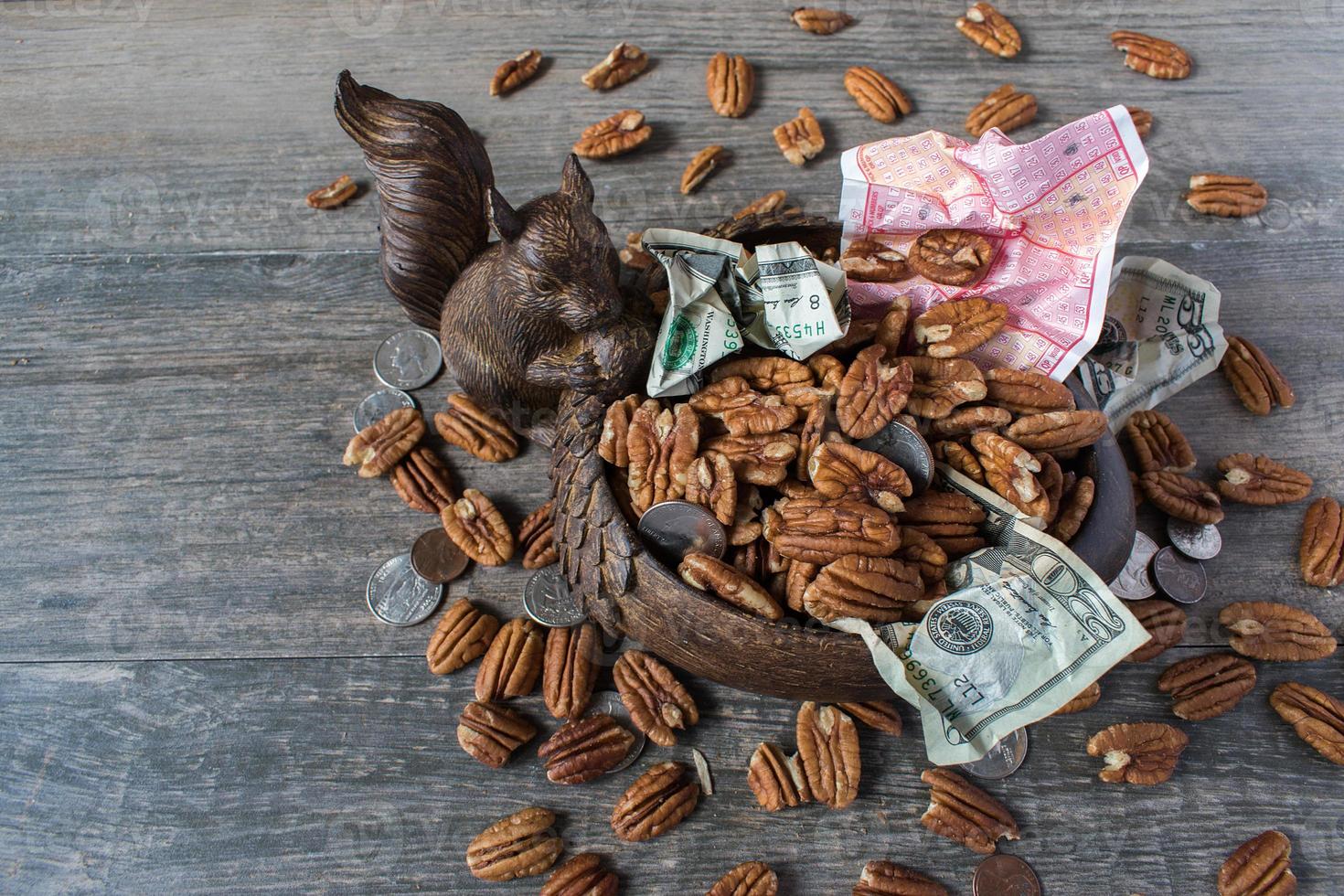 ardilla con tazón de nueces y dinero foto