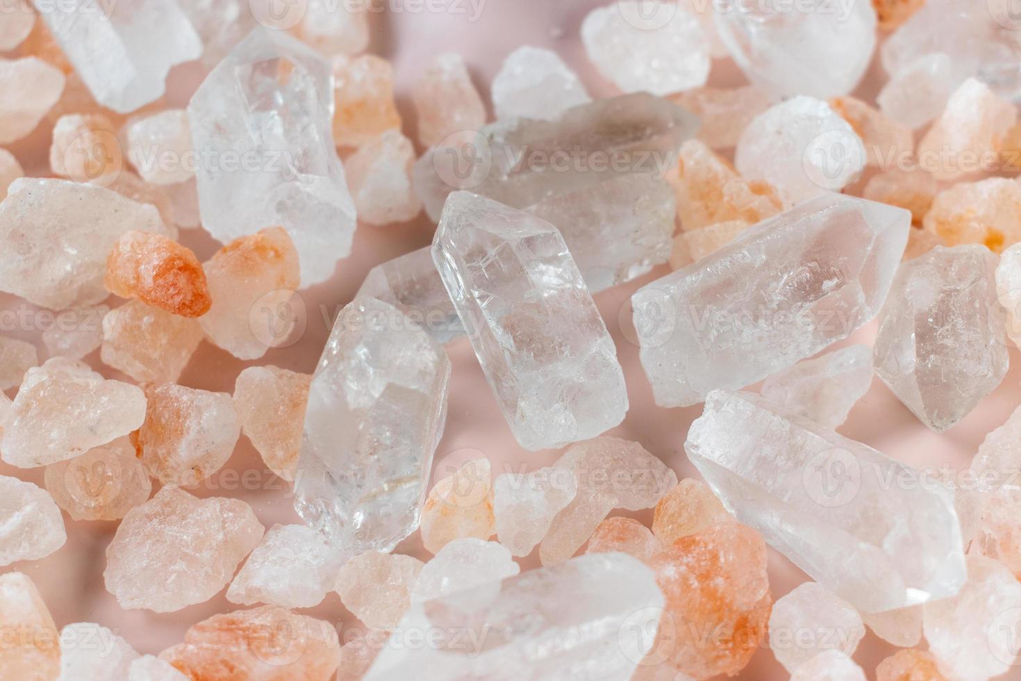 primer plano de cristales de sal curativos sobre fondo rosa foto