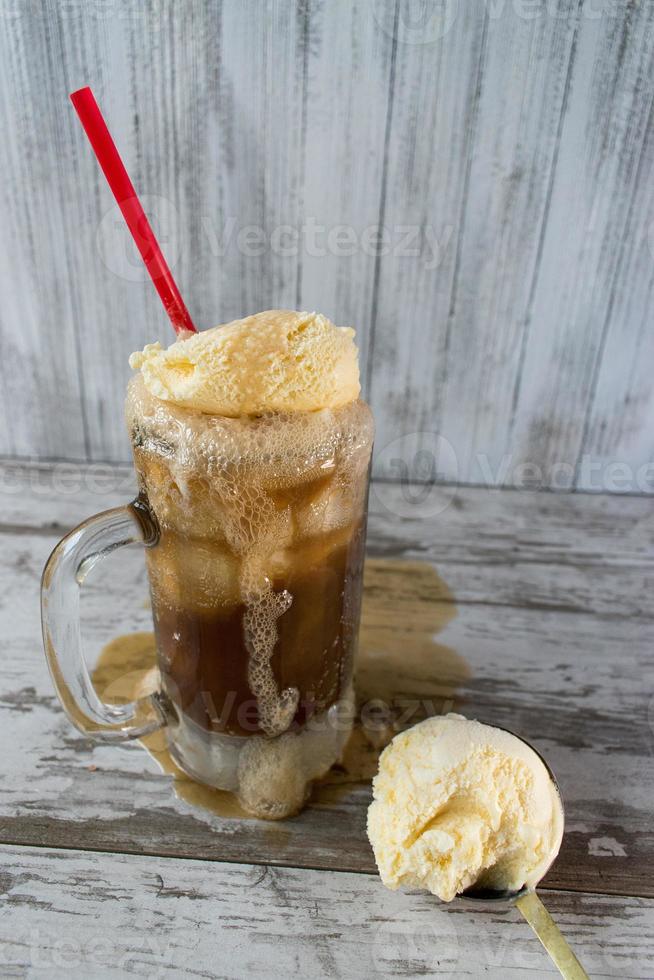 flotador de cerveza de raíz con helado de vainilla foto