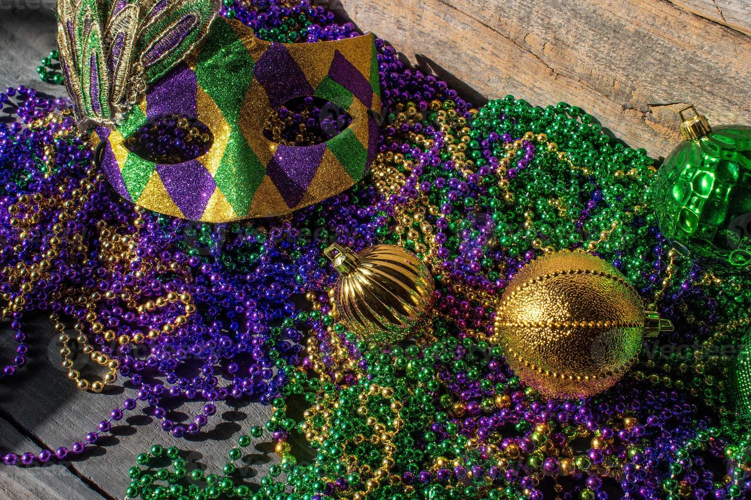 decoraciones de mardi gras con montones de cuentas, máscaras y adornos foto