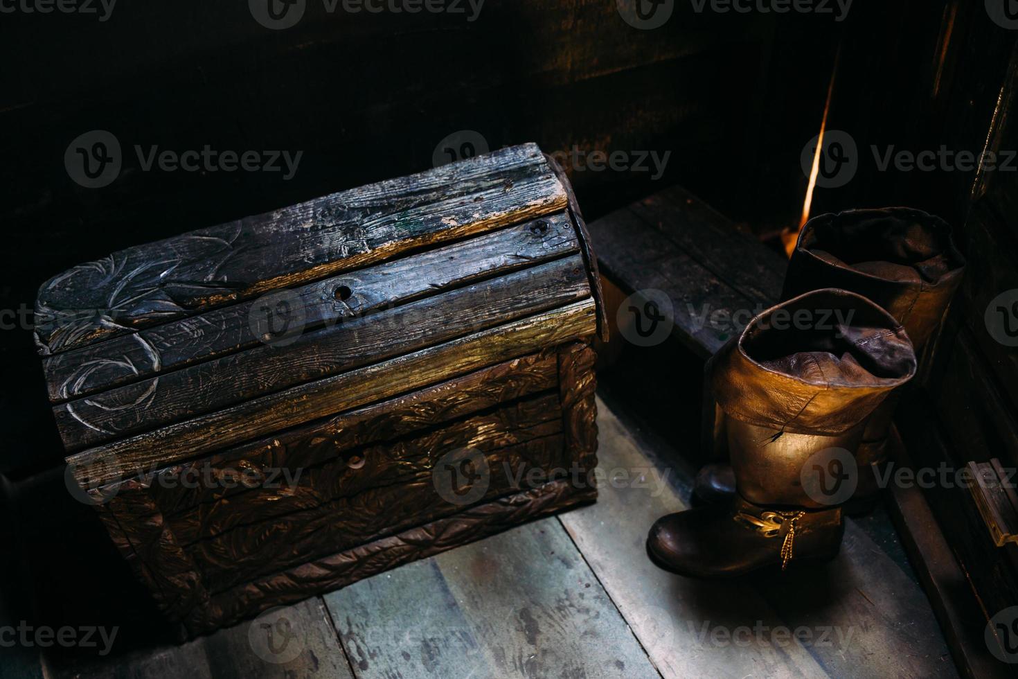 cabrestante de madera de un velero y cuerdas en la cubierta del buque de guerra pirata medieval foto