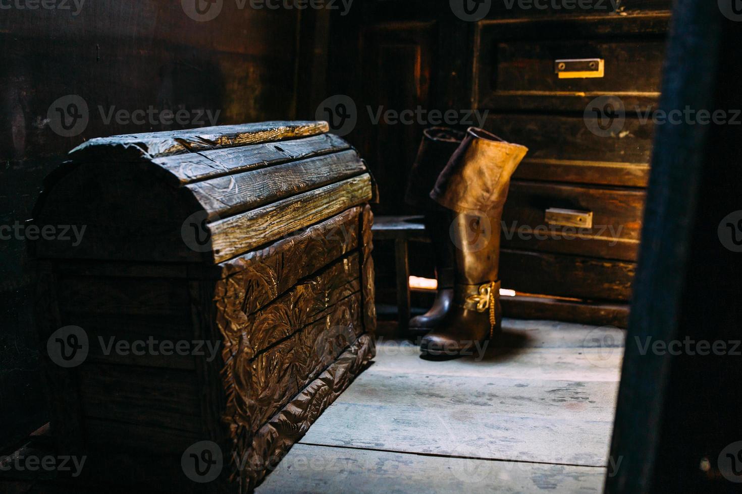 cabrestante de madera de un velero y cuerdas en la cubierta del buque de guerra pirata medieval foto