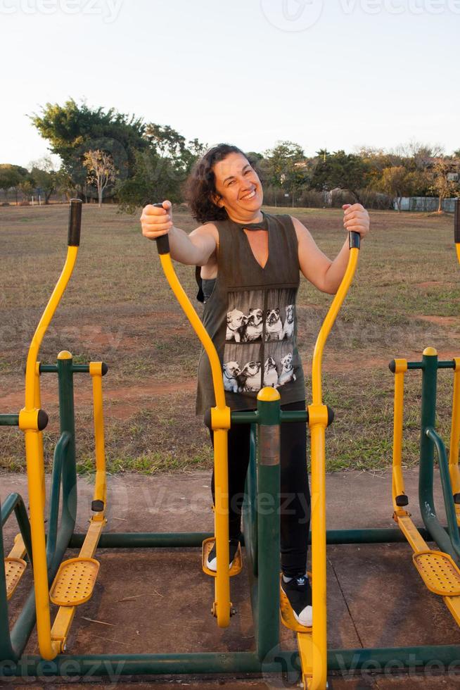 mujer madura trabajando tratando de ponerse en forma en un parque de fitness al aire libre foto