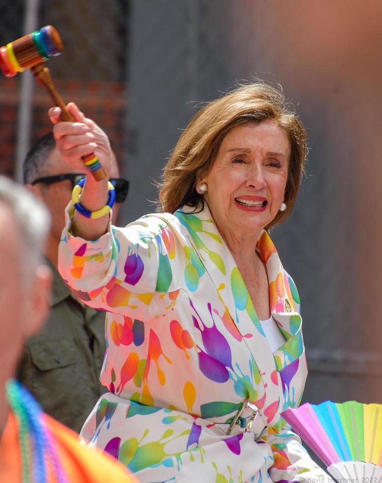 san francisco, ca, usa - 22 de junio de 2022, desfile del orgullo, nancy pelosi, presidenta de la cámara de representantes, en el desfile con su mazo de arco iris foto