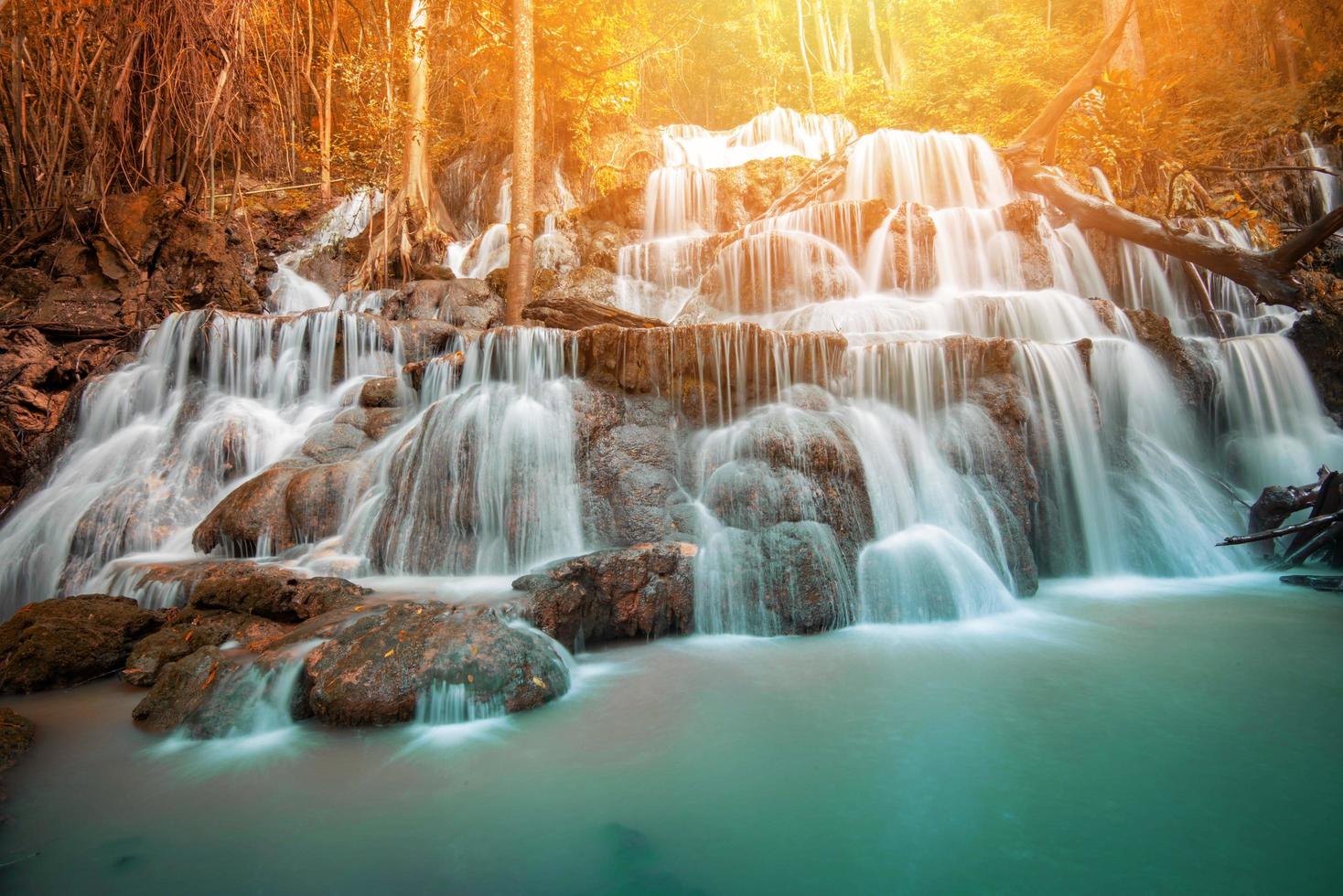 cascada paisaje bosque montaña agua cae y bambú árbol salvaje - cascada tropical tailandia selva río corriente foto