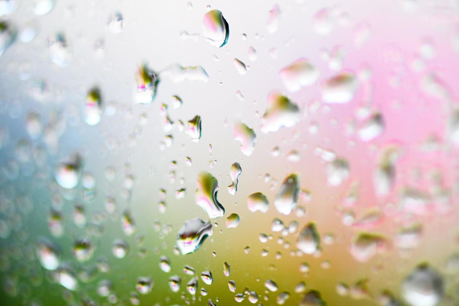 fondo de vidrio de gota de agua, gota de agua natural después de la lluvia, gotas de lluvia en la ventana de vidrio en la temporada de lluvias foto