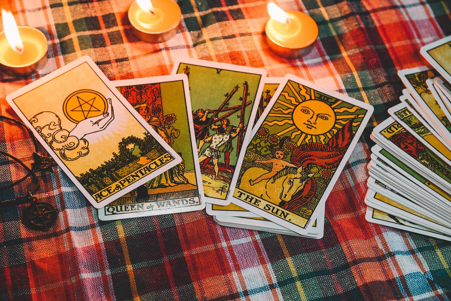 lectura de tarot con fondo de carta de tarot y luz de velas en la mesa para astrología magia oculta horóscopos espirituales y lectura de palma adivino lector de tarot foto