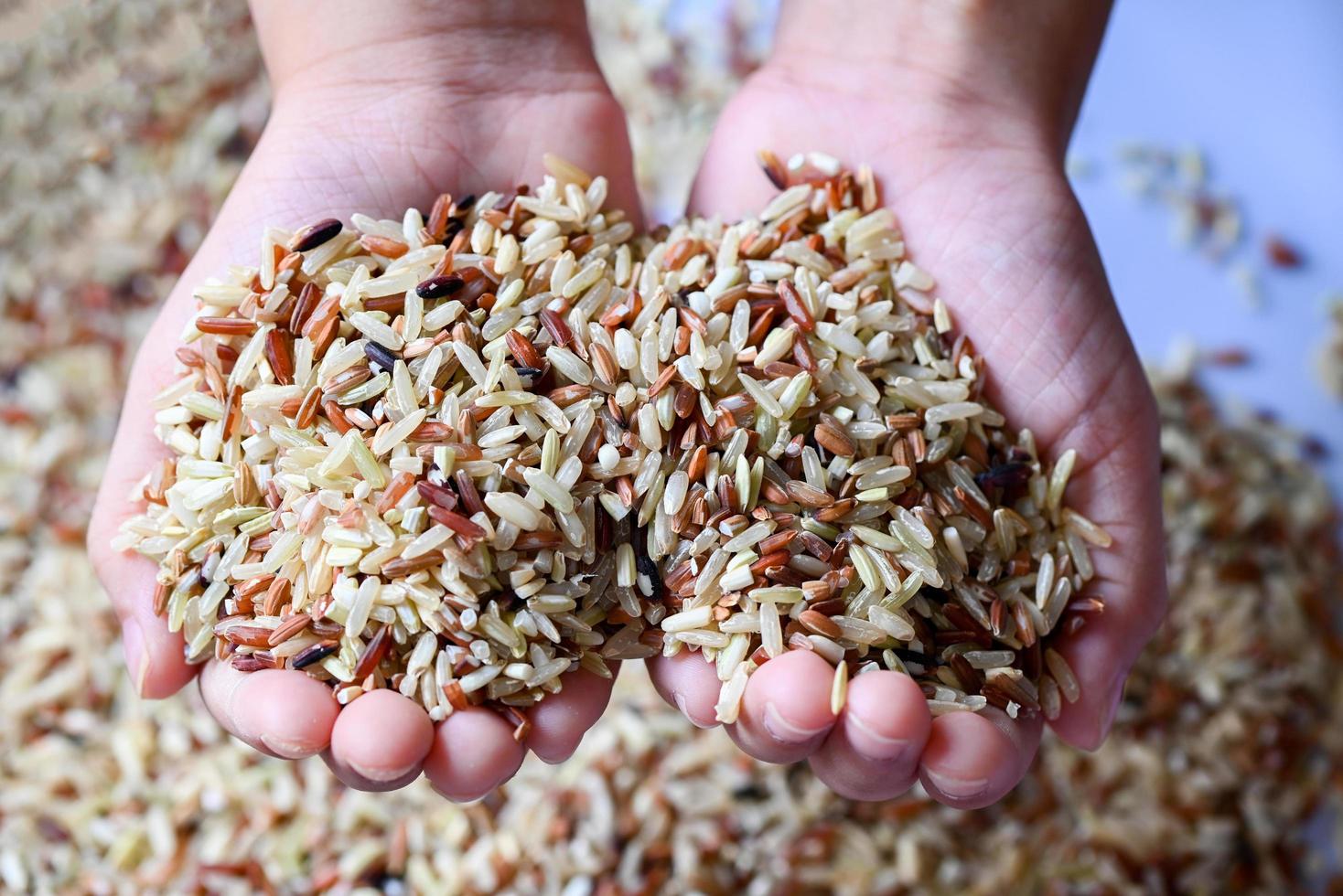 el arroz integral en la mano del niño lleva un montón de arroz en la mano concepto islámico fitrah zakat, musulmanes para ayudar a los pobres y necesitados, ayudar a donar el concepto de alimentos foto