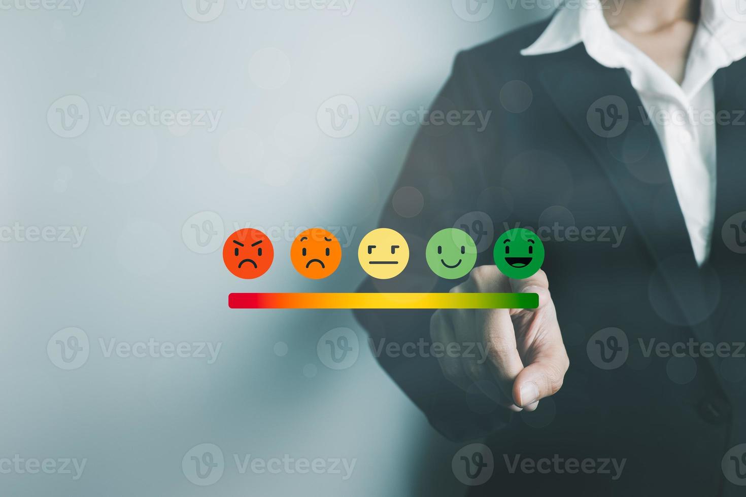 evaluación de la satisfacción del cliente, mejorar el servicio a un nivel excelente, impresionado con la mejor atención, elegir el ícono de sonrisa, calificación y puntaje más altos, buenos comentarios del usuario foto