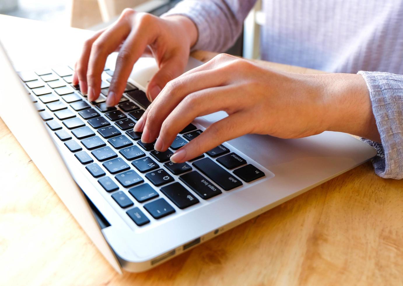 mujer oficinista está escribiendo teclado foto