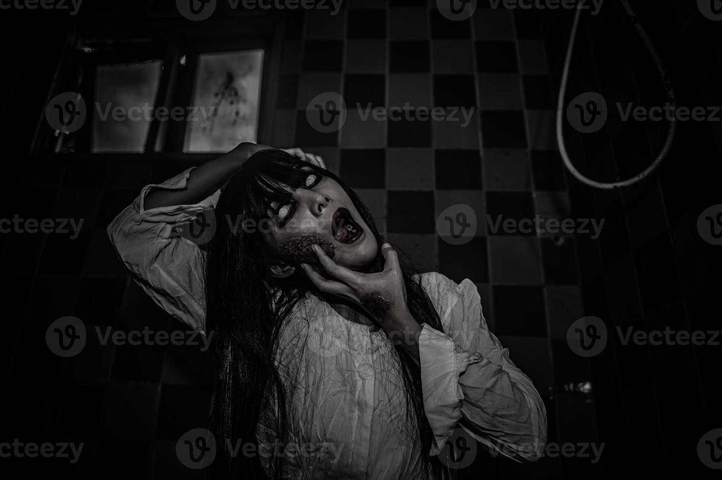 retrato de una mujer asiática maquillada fantasma, escena de terror aterradora para el fondo, concepto del festival de halloween, afiche de películas de fantasmas foto