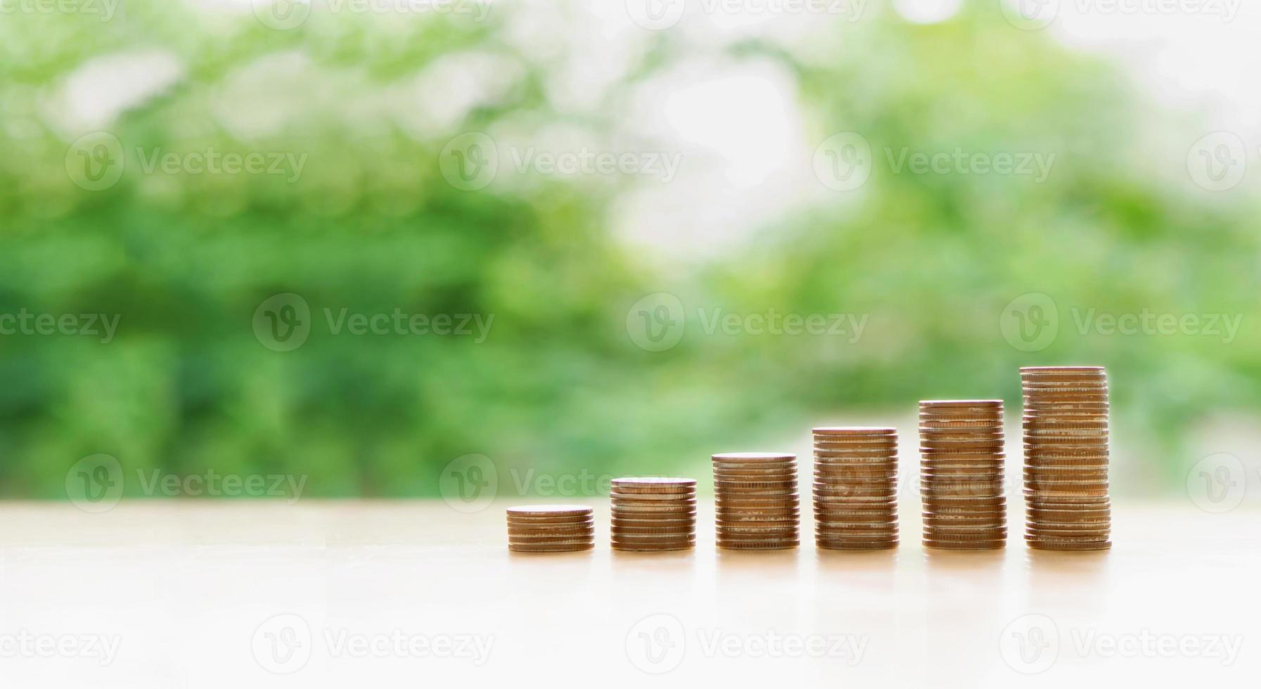 gráfico de monedas sobre fondo verde foto