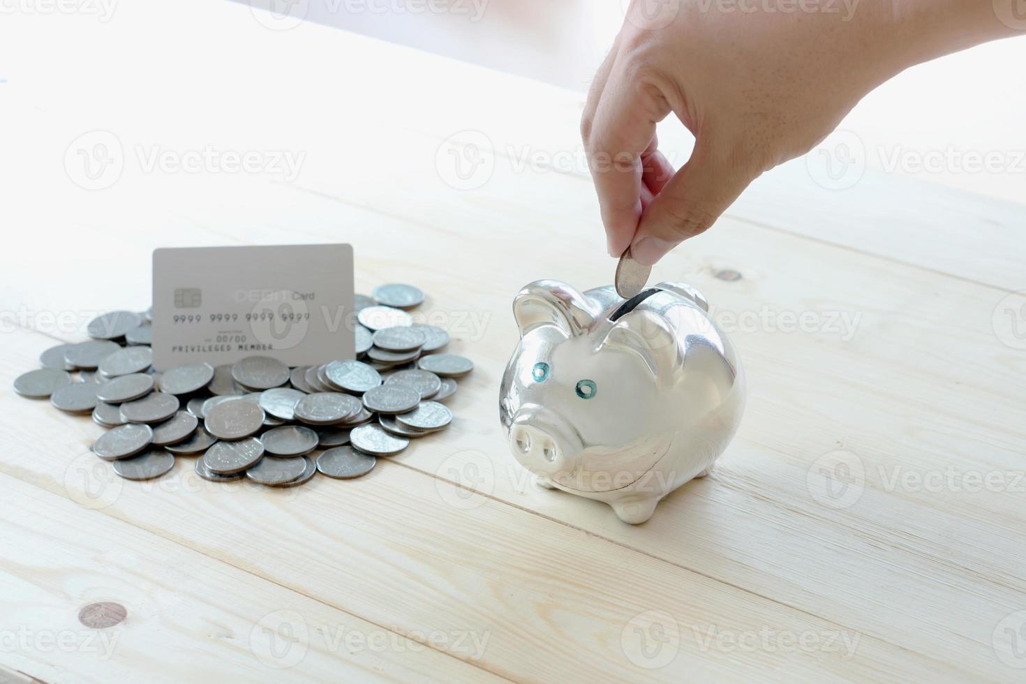 tarjetas de débito con monedas y hucha foto