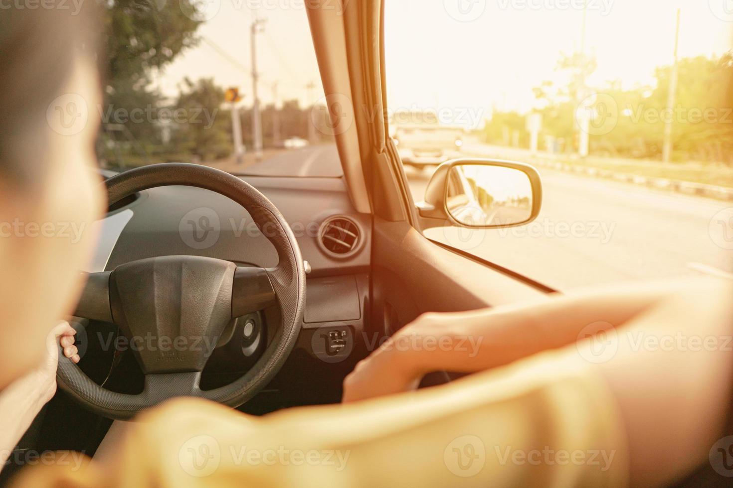 mujer asiática conduciendo un coche de buen humor. foto