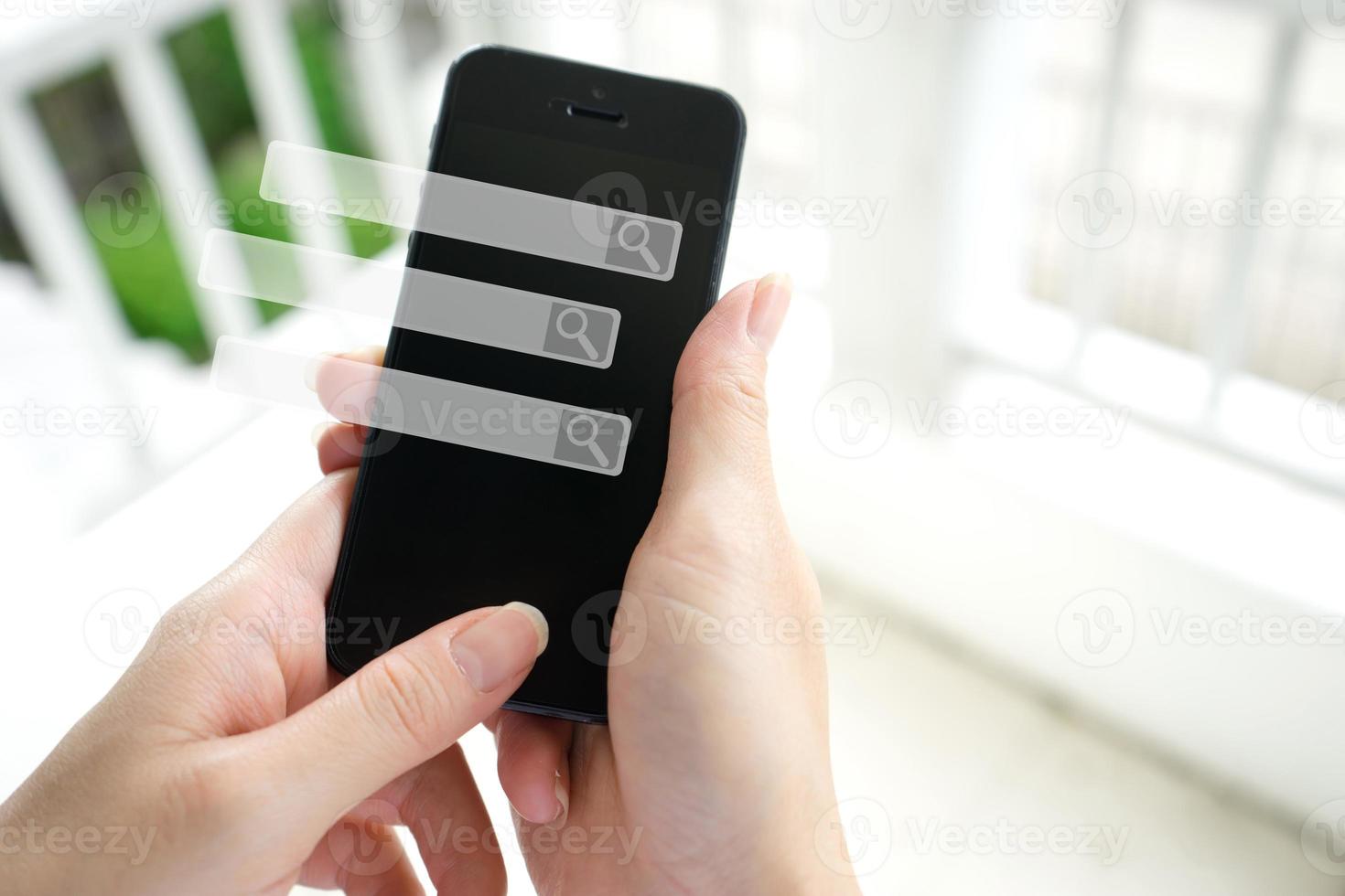 conceptos de búsqueda y big data con mano femenina usando un teléfono inteligente foto