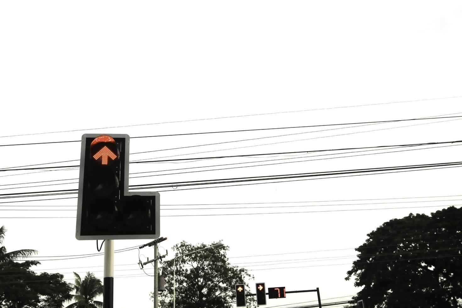 en la intersección, las luces verde y roja son una señal de seguir recto o girar a la izquierda y en blanco, o dejar de conducir. tenga cuidado y respete las normas de tráfico. foto