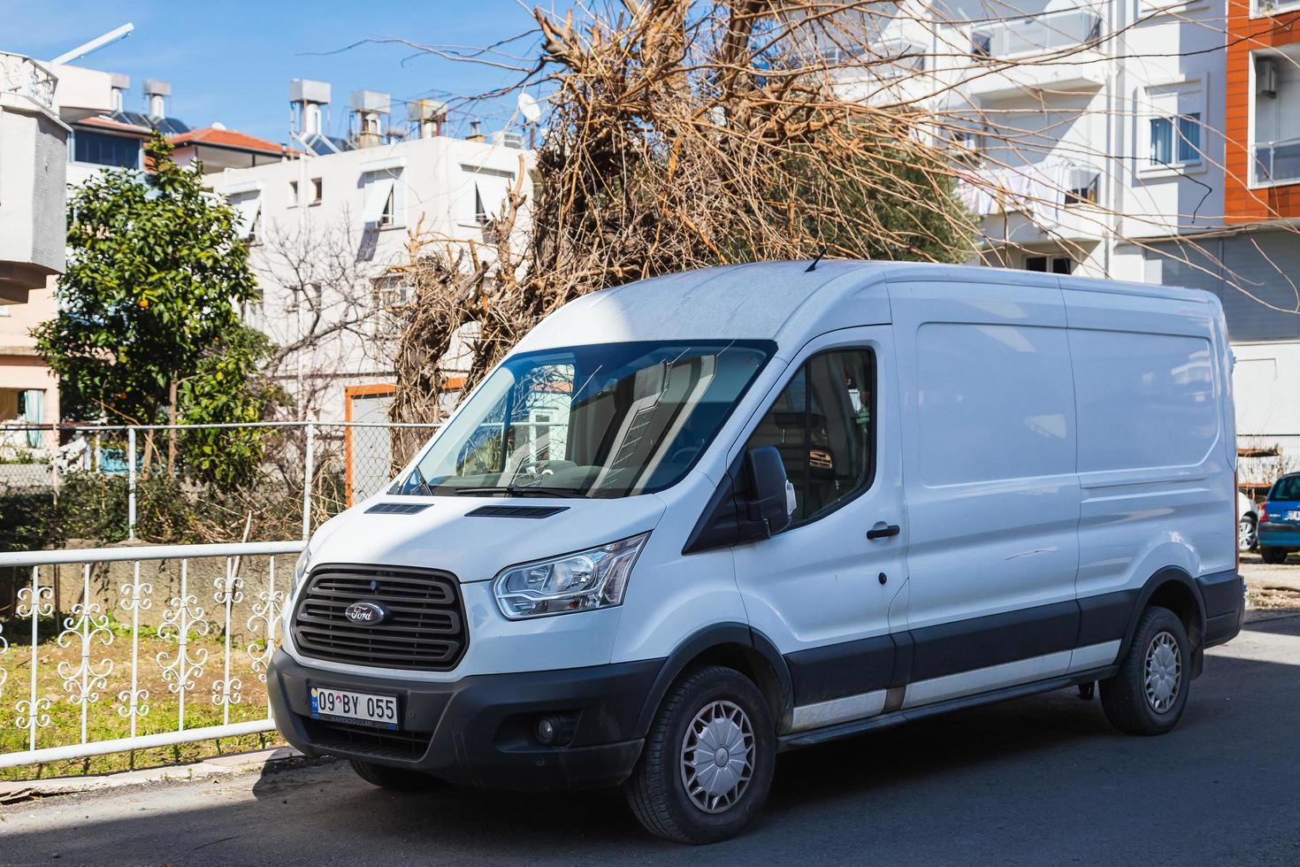 lado turquía 20 de febrero de 2022 el maletero blanco ford transit está estacionando en la calle en un día de verano foto