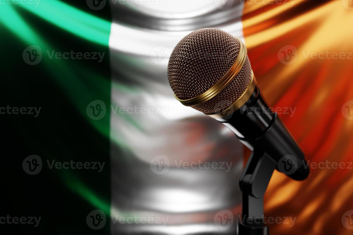 micrófono en el fondo de la bandera nacional de irlanda, ilustración 3d realista. premio de música, karaoke, radio y equipo de sonido de estudio de grabación foto