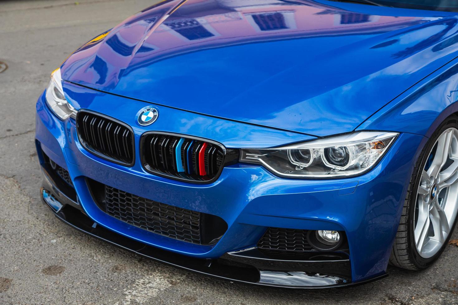 Side Turkey  February 20 2022   blue BMW 5 series , side glass, wheel, bumper and hood photo