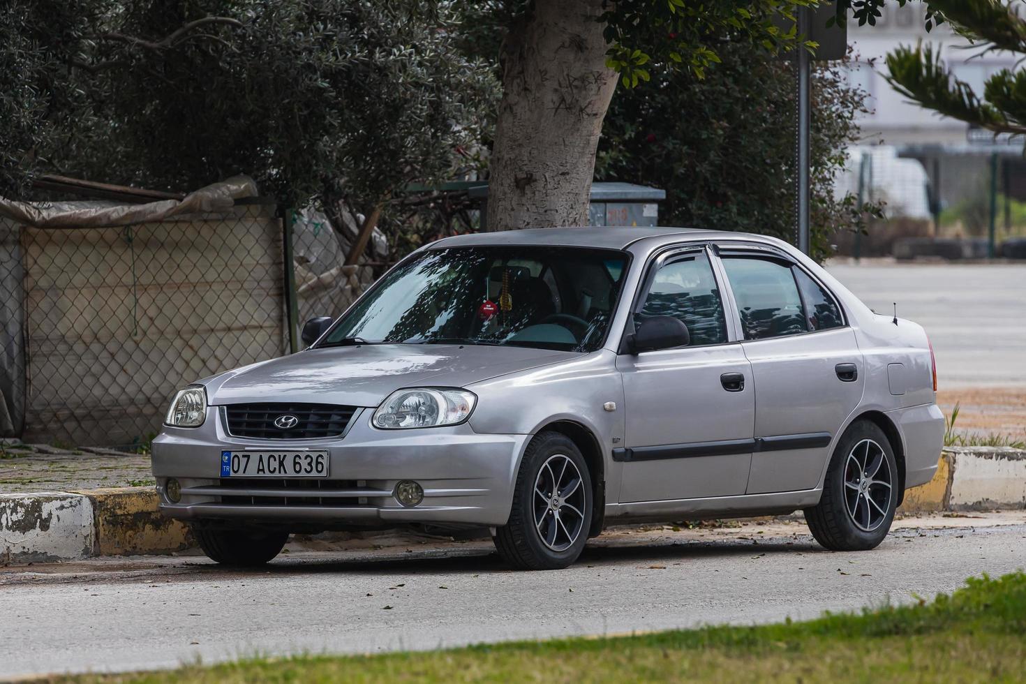 lado turquía 20 de febrero de 2022 acento hyundai plateado está estacionado en la calle en un día de verano foto