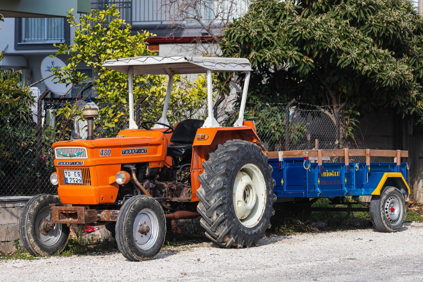 lado turquía 18 de febrero de 2022 el viejo tractor naranja de la marca turk fiat 640 está estacionado en la calle en un día cálido foto