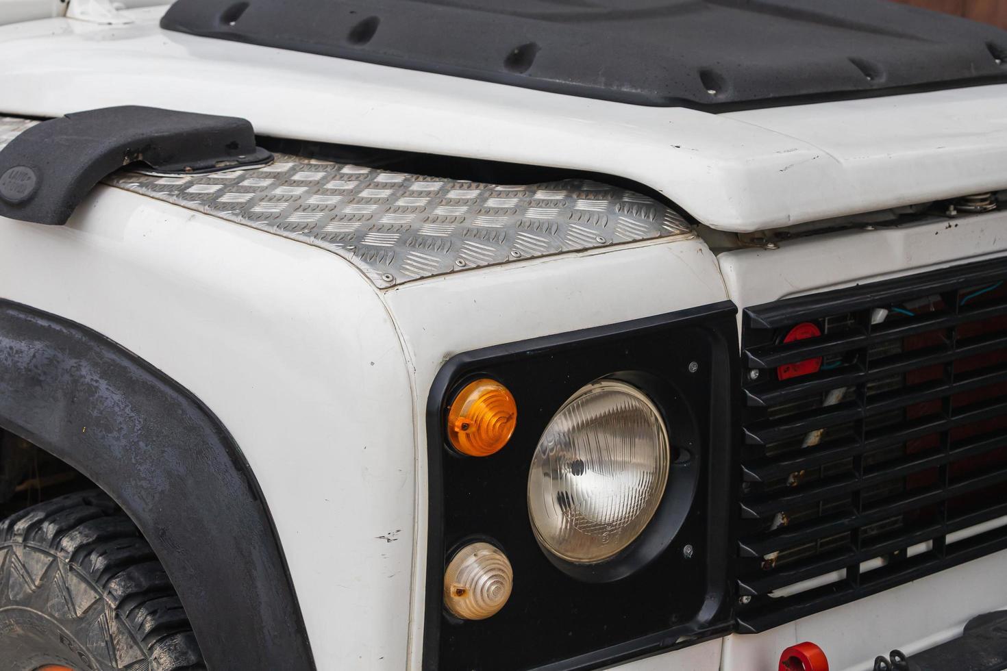 lado turquía 23 de febrero de 2022 land rover defender blanco, primer plano de los faros del coche. detalle de primer plano exterior. foto