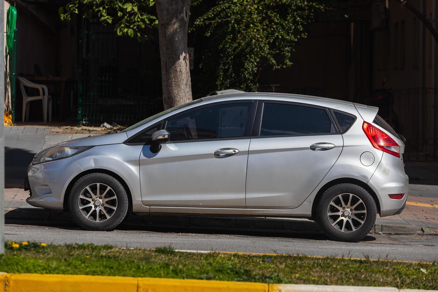 lado pavo 01 de marzo de 2022 ford fiesta plateado está estacionado en la calle en un día cálido foto