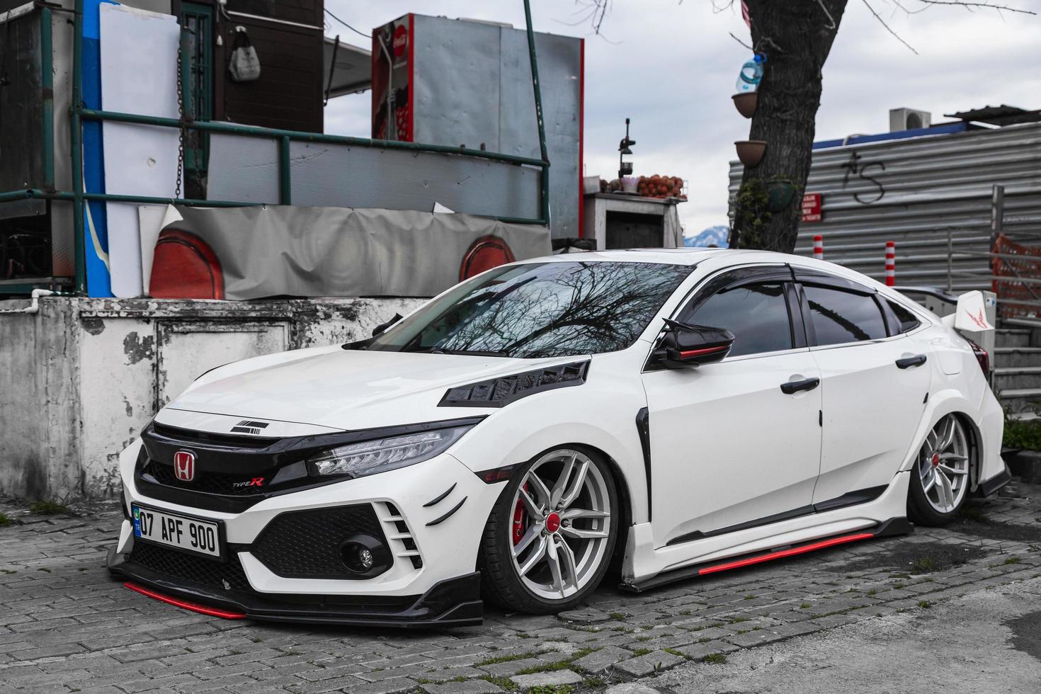 lado turquía 20 de febrero de 2022 el honda civic blanco está estacionado en la calle en un día cálido contra el telón de fondo de un edificio, valla foto