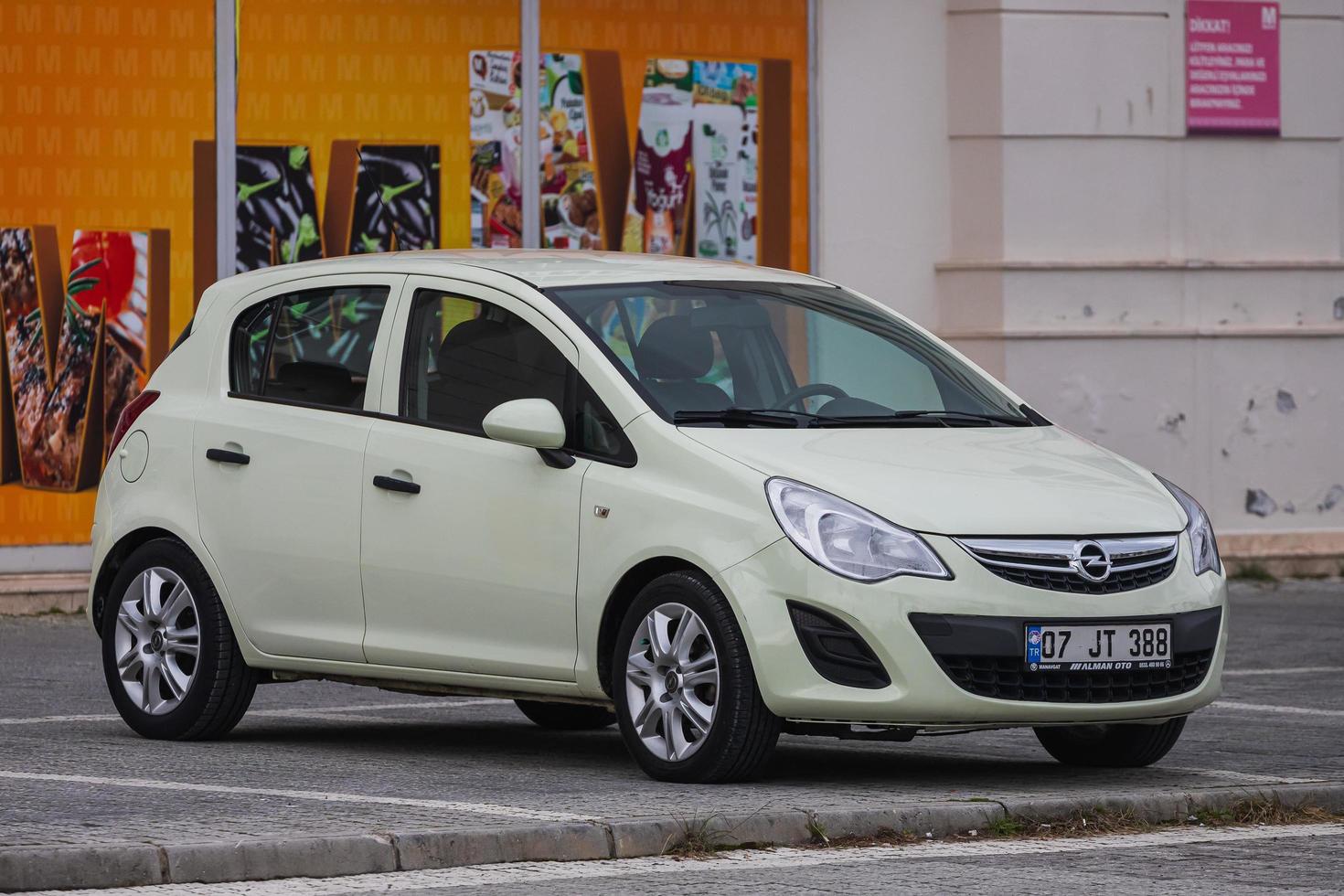 lado pavo 20 de febrero de 2022 opel corsa está estacionado en la calle en un día cálido foto