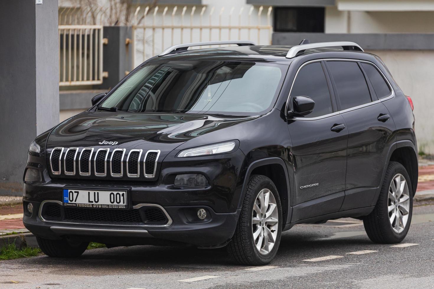 lado turquía 03 de marzo de 2022 jeep negro grand cherokee está estacionado en la calle en un cálido día de verano foto