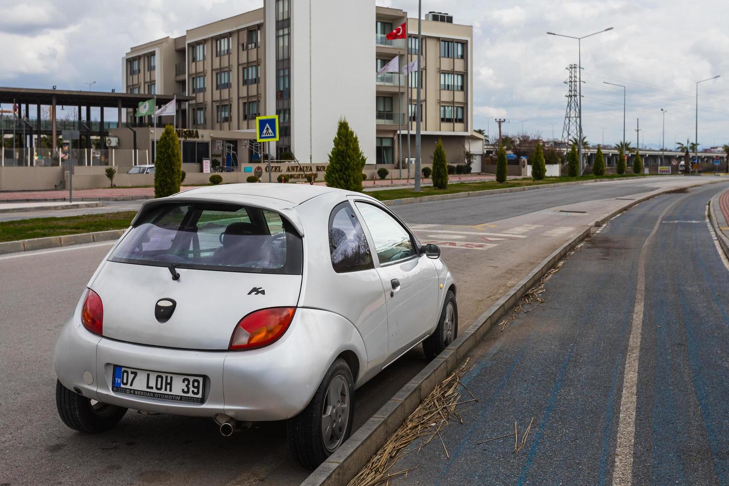 lado turquía 28 de febrero de 2022 silverford ka está estacionado en la calle en un día cálido foto