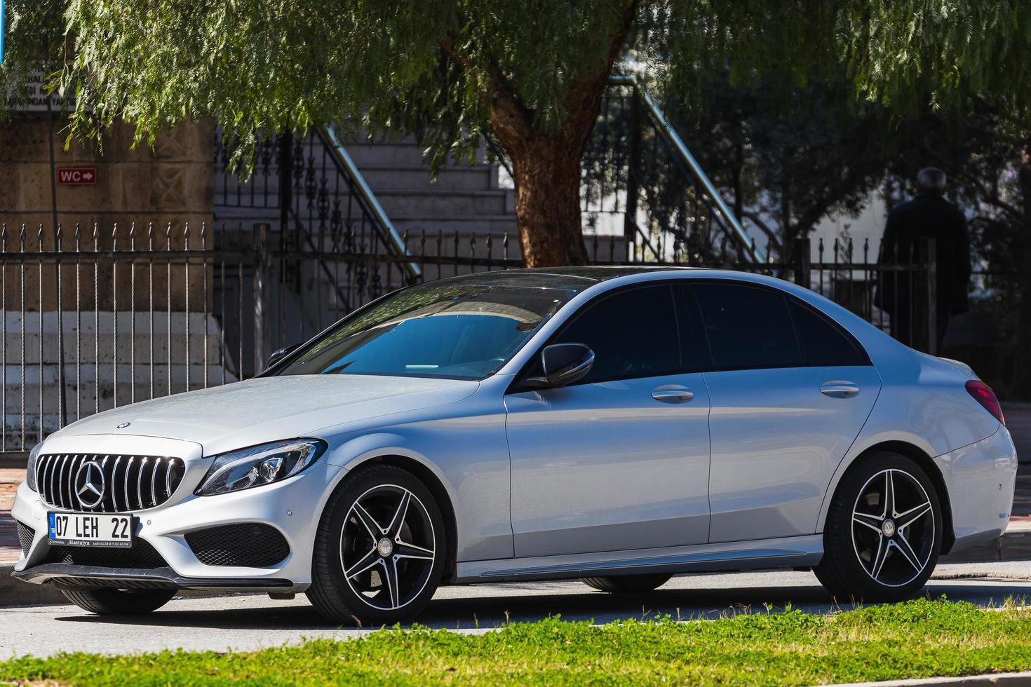 lado turquía 01 de marzo de 2022 mercedesbenz cclass plateado está estacionado en la calle en un día cálido con el telón de fondo de una casa histórica foto